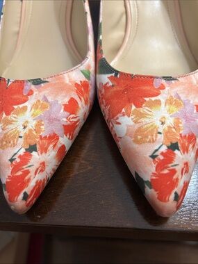 Floral Pointed-Toe Women’s Pumps - Red & Pink